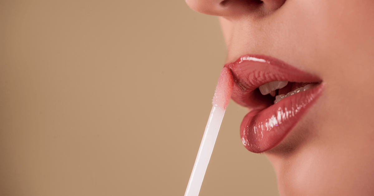 women using pregnancy safe lipstick