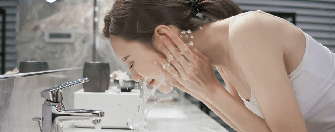 women using a pregnancy-safe face wash