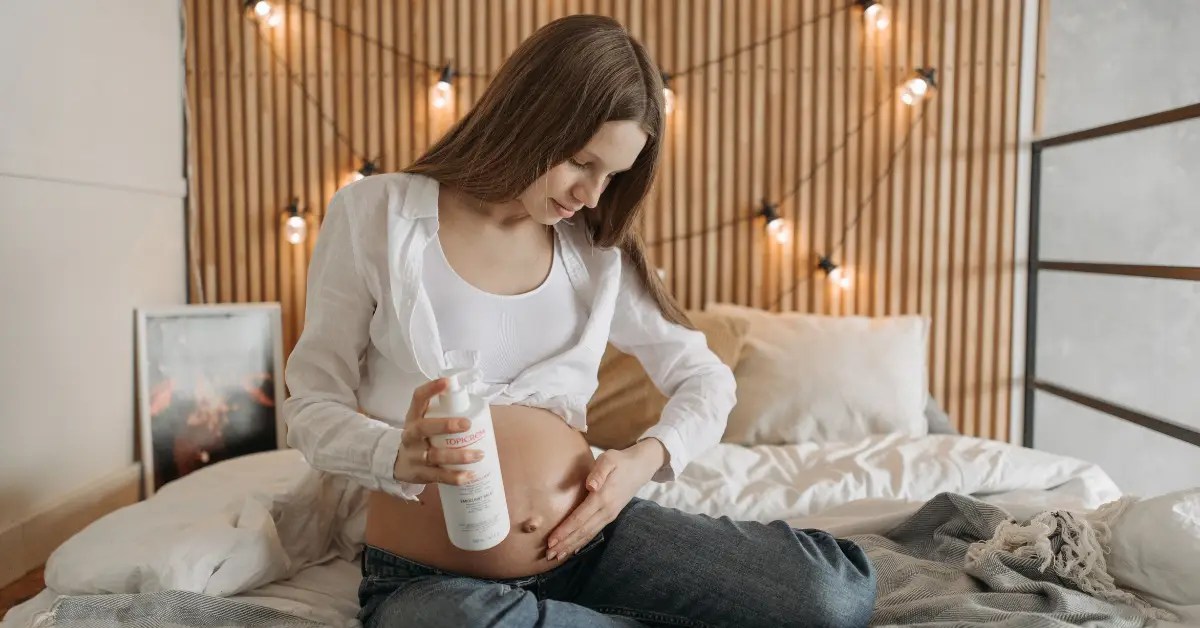 Expecting women applying a pregnancy safe body lotion